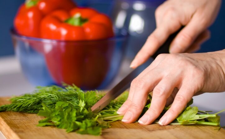 Savaitgalio receptas. Vištienos kepsneliai su šviežiais prieskoniais