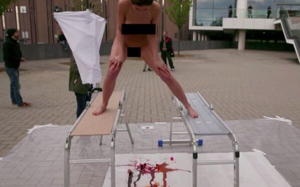 Nuoga moteris viešumoje gimdė… meno kūrinį (N18, video)