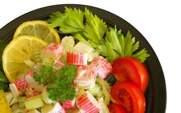 Krabų lazdelių ir pomidorų mišrainė