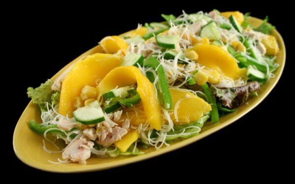 Vištienos salotos su mangu