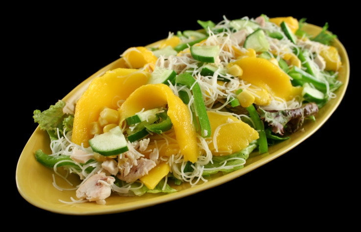 Vištienos salotos su mangu