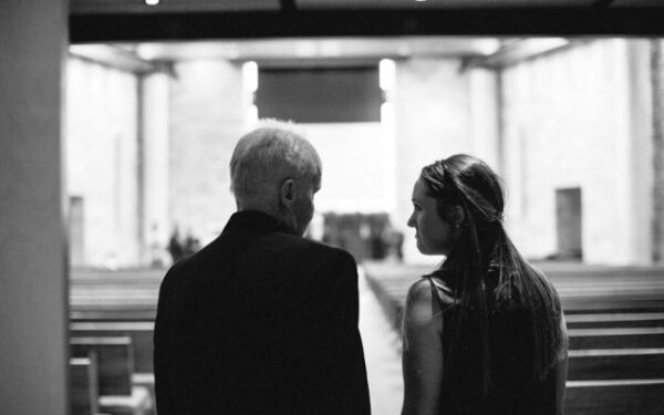 Jautri mirštančio tėvo dovana netekėjusioms dukroms – nuvedimas prie altoriaus (foto)