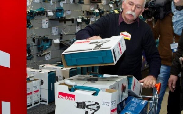 Taksistas per 5 min. viename Vilniaus prekybos centrų išleido 10 tūkst. litų