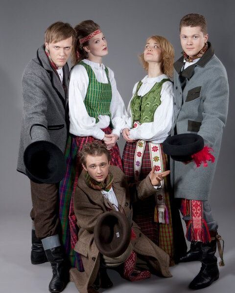 „Liūdni Slibinai“ traukia per dantį žvaigždžių duetus