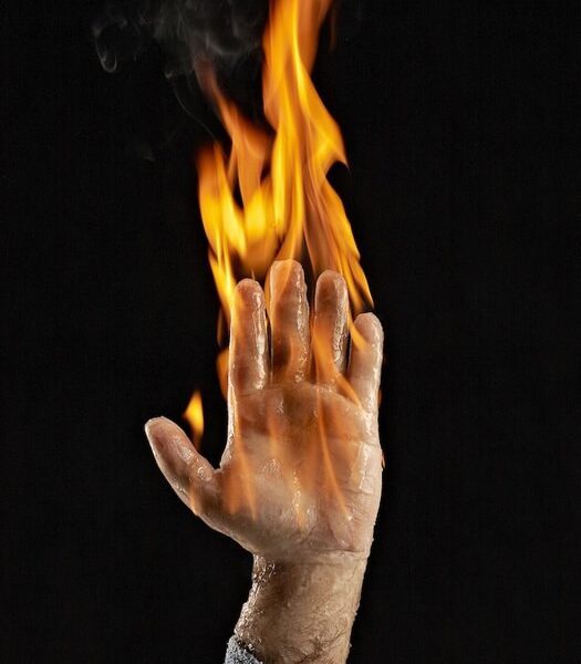 Kaip atliekamas "degančio žmogaus" triukas?