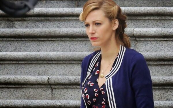 Romantinės dramos „Adelainos amžius“ mada: dominuoja vintažas ir šiuolaikiniai „Gucci“ mados namų kūriniai