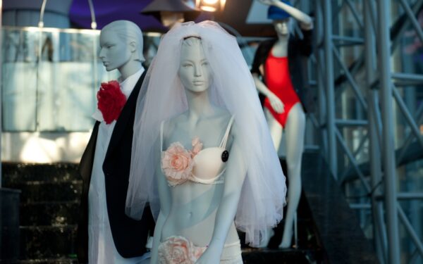 Fontane braidantys manekenai pranašauja mados pavasarį (Foto)