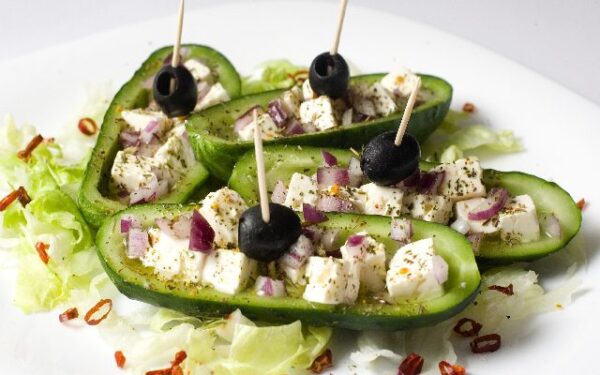 Agurkų laiveliai su sūriu