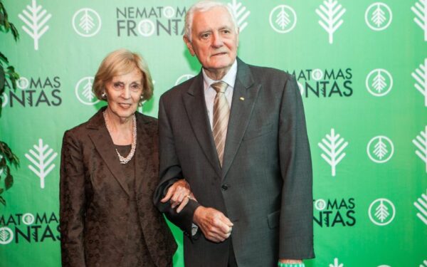 Žinomų Lietuvos žmonių atsiliepimai apie ovacijomis atsistojus sutiktą filmą „Nematomas frontas“