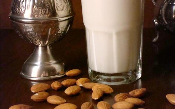 Pieniškas kokteilis su migdolais