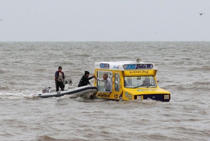 Vasaros naujiena – ledų furgonas ant vandens (Foto, video)