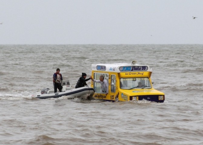 Vasaros naujiena – ledų furgonas ant vandens (Foto