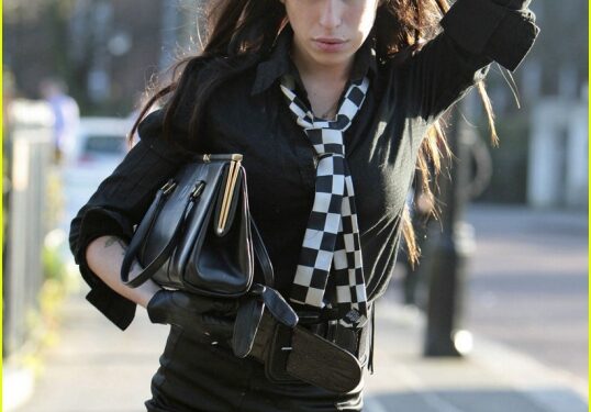 Dvi valandos pasirodymo Rusijoje Amy kišenę „papuošė“ 1 mln. svarų sterlingų