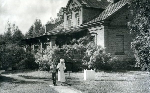 Kine po atviru dangumi – kostiuminė drama „Anglų valsas“