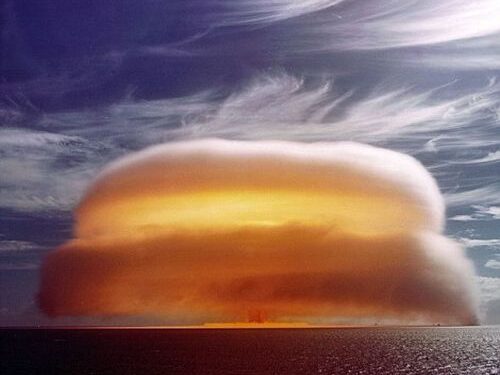 Stebinantis reginys danguje virš Rusijos (Foto, video)