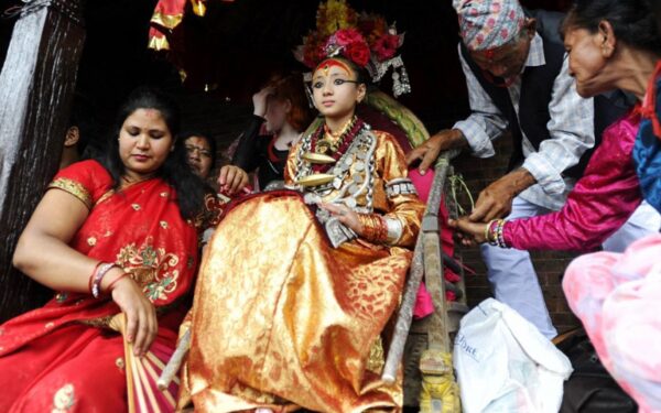 Mažametės Nepalo mergaitės – deivės be vaikystės (Foto)