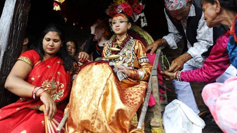 Mažametės Nepalo mergaitės – deivės be vaikystės (Foto)