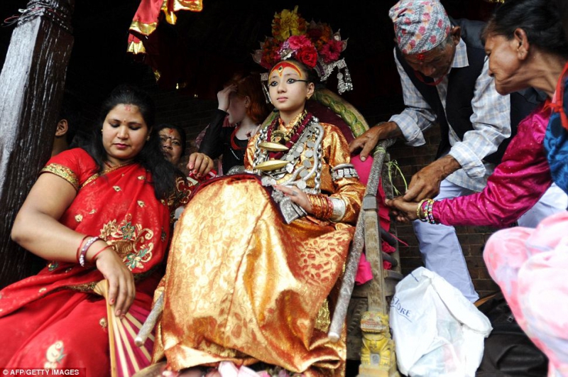 Mažametės Nepalo mergaitės - deivės be vaikystės (Foto)