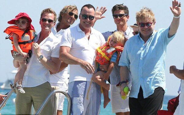 Keturi tėčiai, trys vaikai ir nė vienos mamos – Eltono Johno ir draugų laisvalaikis