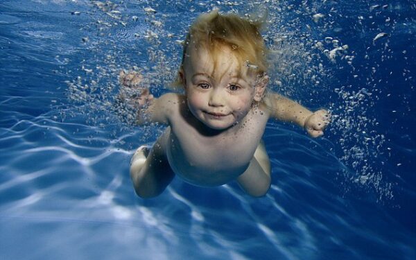 „Nirvanos“ albumo įkvėpta pavandeninė vaikų fotosesija (foto)