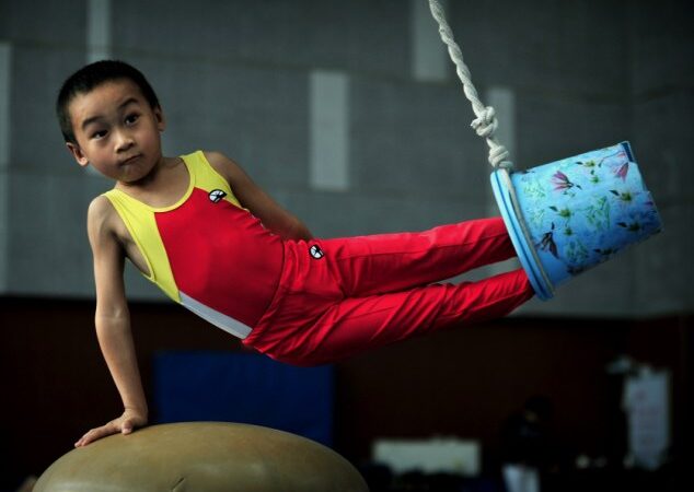 Kinijoje vaikai nuo 4 metų alinančiomis treniruotėmis ruošiami Olimpiadai (foto)