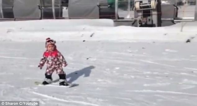 Nei 2 metukų nesulaukusi snieglentininkė užkariauja kalnus (foto