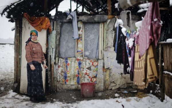 Šiuolaikinio „geto“ gyventojai: nuo miesto betonine siena atskirti Rumunijos čigonai (foto)