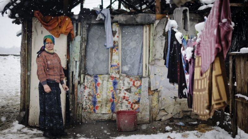 Šiuolaikinio „geto“ gyventojai: nuo miesto betonine siena atskirti Rumunijos čigonai (foto)