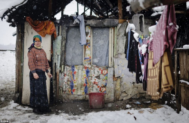 Šiuolaikinio „geto“ gyventojai: nuo miesto betonine siena atskirti Rumunijos čigonai (foto)
