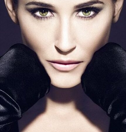 49-erių Demi Moore naujoje kosmetikos reklamoje – per jauna?