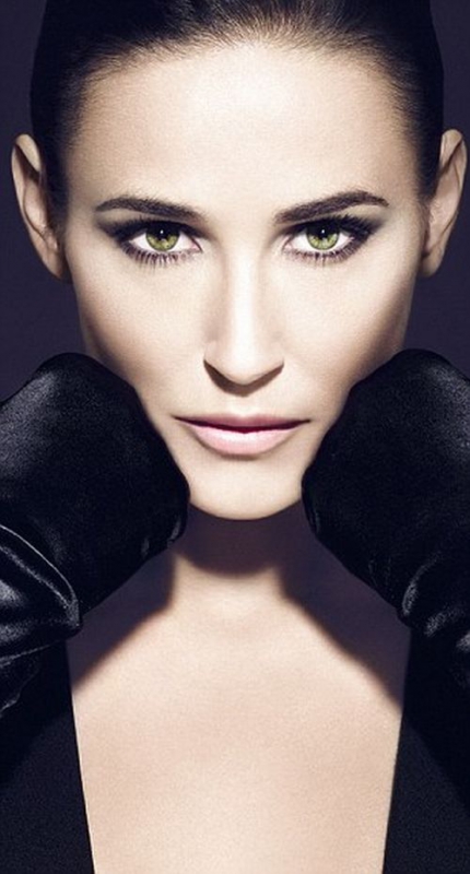 49-erių Demi Moore naujoje kosmetikos reklamoje - per jauna?
