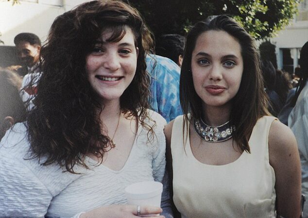 Žvilgsnis į Angelinos Jolie paauglystės fotoalbumą (Foto)