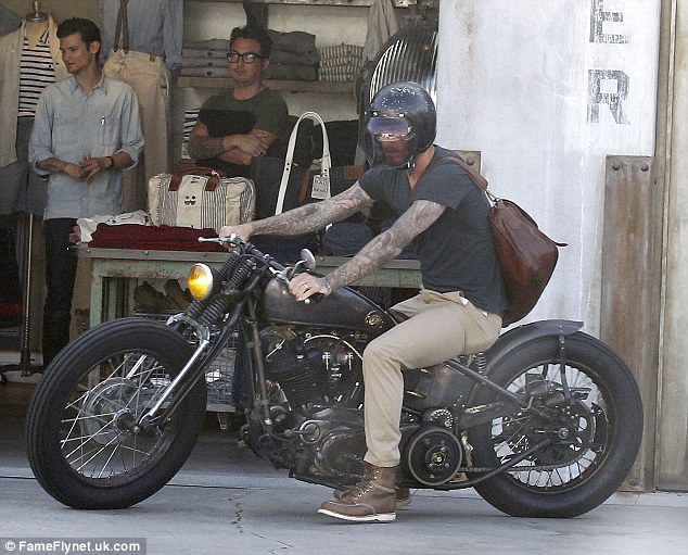 Vyriškasis Davidas Beckhamas – tatuiruotės ir motociklas (Foto)