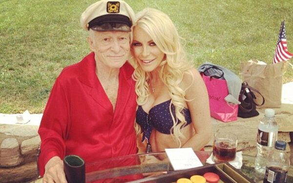 „Playboy“ įkūrėjas susitaikė su savo 60 metų jaunesne mergina