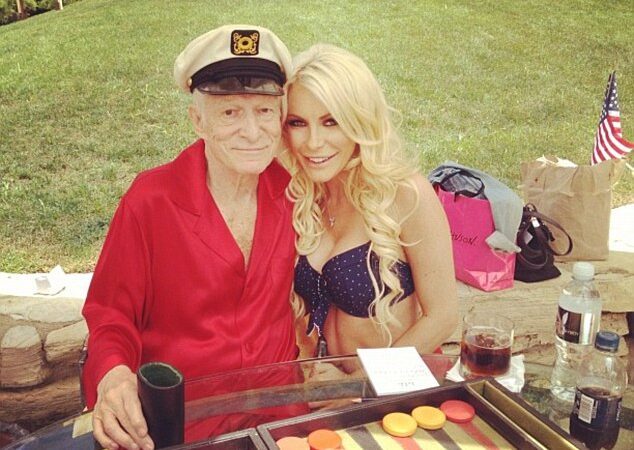 „Playboy“ įkūrėjas susitaikė su savo 60 metų jaunesne mergina