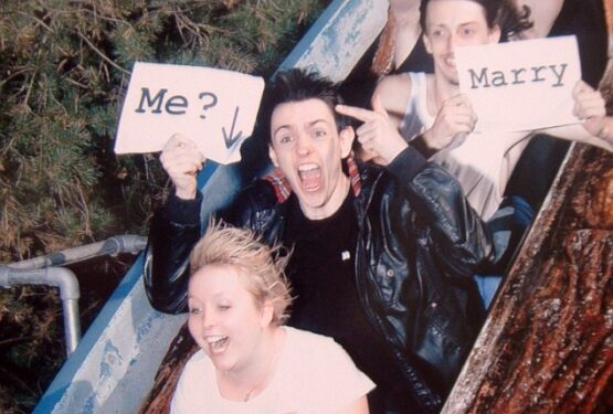 Vaikinas savo mylimajai pasipiršo važinėjant amerikietiškais kalneliais