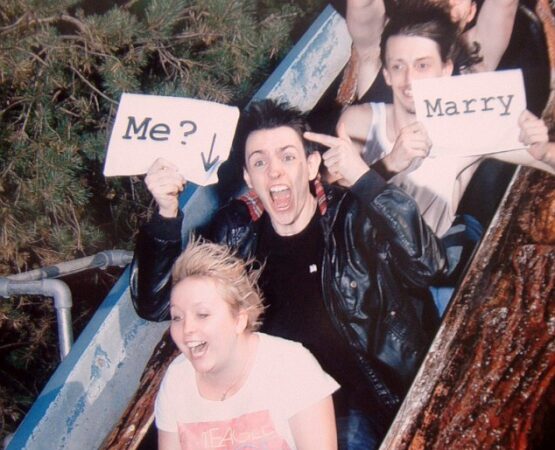 Vaikinas savo mylimajai pasipiršo važinėjant amerikietiškais kalneliais