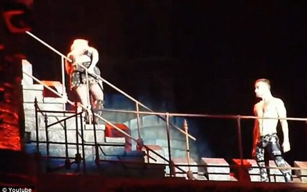 Lady Gaga perspjovė Justiną Bieberį ir scenoje vimtelėjo net 4 kartus – nauja mada? (video)