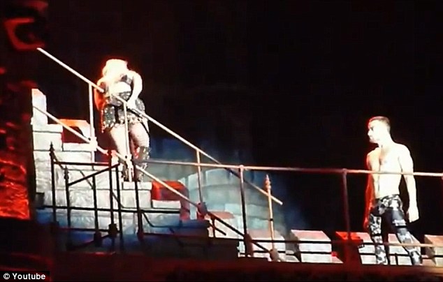 Lady Gaga perspjovė Justiną Bieberį ir scenoje vimtelėjo net 4 kartus - nauja mada? (video)