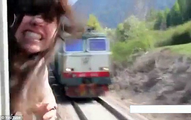 Traukiniu važiavusi mergina per plauką išvengė giljotinavimo (video)