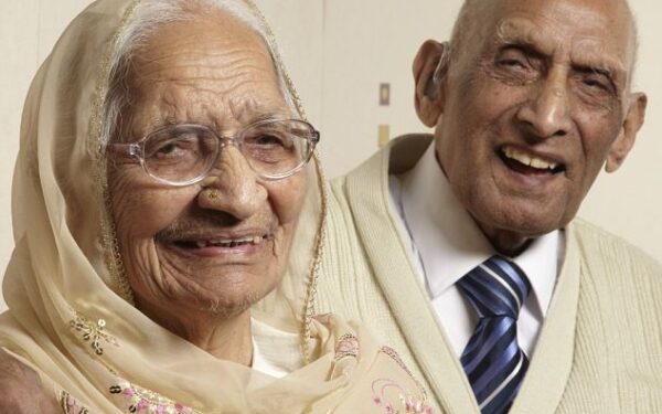 87-erius metus santuokoje praleidusi pora vis dar nepamiršta romantikos