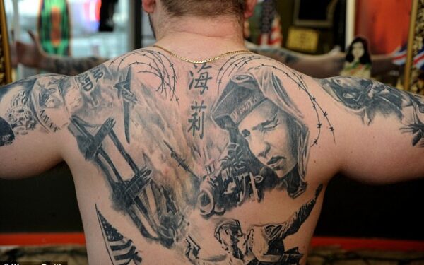 Vaikino kūnas nusėtas Antrojo pasaulinio karo veikėjų tatuiruotėmis (foto)