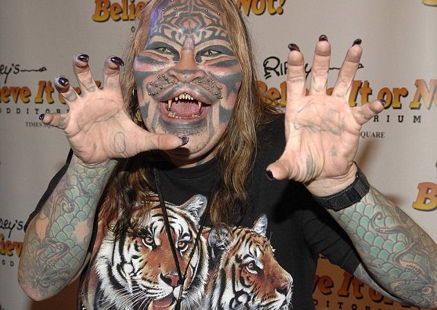 Su pasauliu atsisveikino žymusis žmogus-katė D. Avner