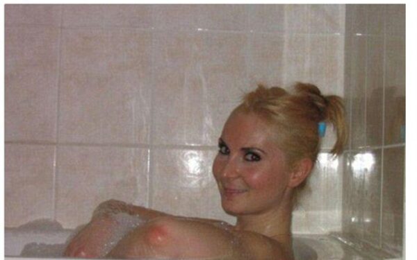 „Facebook“ moderatoriai pašalino „nepadorią“ nuotrauką, nes…joje atidengta merginos alkūnė!