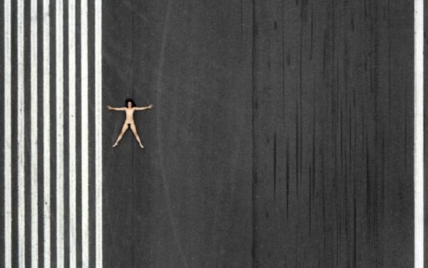 Ko nepadarysi dėl meilės ir meno: nuoga vidury kiaulių fermos ar judrioje autostradoje(foto)