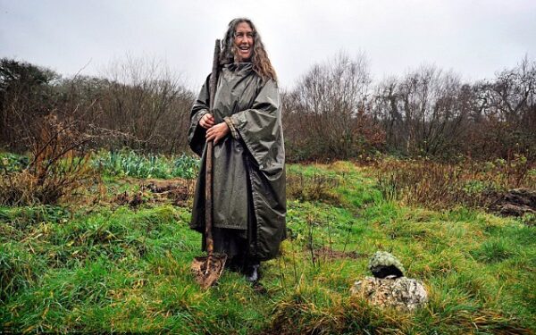 Ponia, ar jūs tik negyvenate kaip Hobitas? Moteris, atradusi laimę miško purvynėje (foto, video)