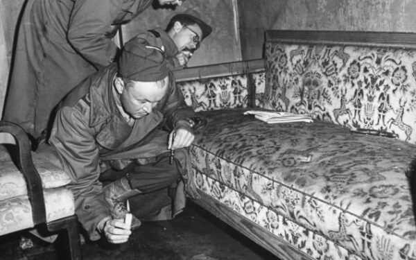 Iki šiol nepublikuotos Hitlerio bunkerio griuvėsių nuotraukos (foto)