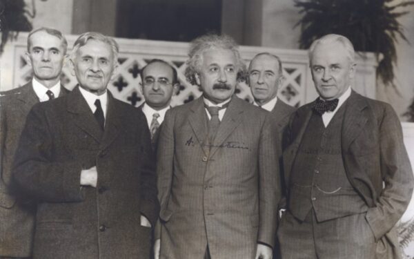 Elvis Presley, Einstein’as, Stalinas, W.  Churchill’is ir kiti – kartu švenčia 5-ąjį „Flickr“ gimtadienį (foto)