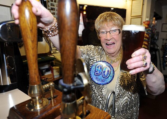 Seniausia Didžiosios Britanijos barmenė švenčia 90-ąjį gimtadienį