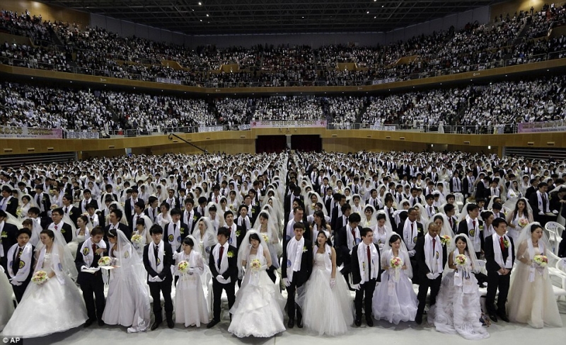 Daugiau nei 3 500 porų susituokė masinėse vestuvėse Pietų Korėjoje (foto)